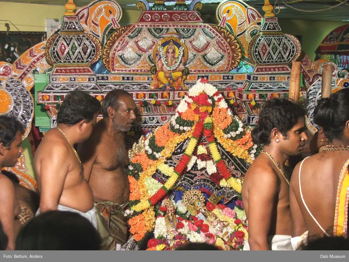Hinduisme, Sivasubramanyar Alyam, tempel, Tiruvela, Murugans bryllup, seremoni, guder, maske, blomster, frukt, alter, prosesjon, ild, mann, kvinne, barn,