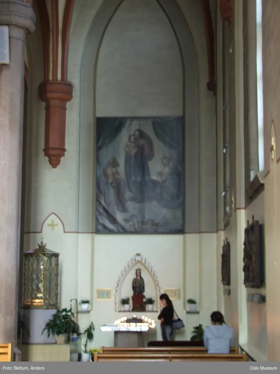 St. Olav Domkirke, interiør, eksteriør, kirkespir, helgener, alter, glassmosaikk, hvelving, nisje, skriftestol, døpefont