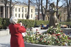 Fotodokumentasjon av Wenche Foss statue iforb med hennes bor