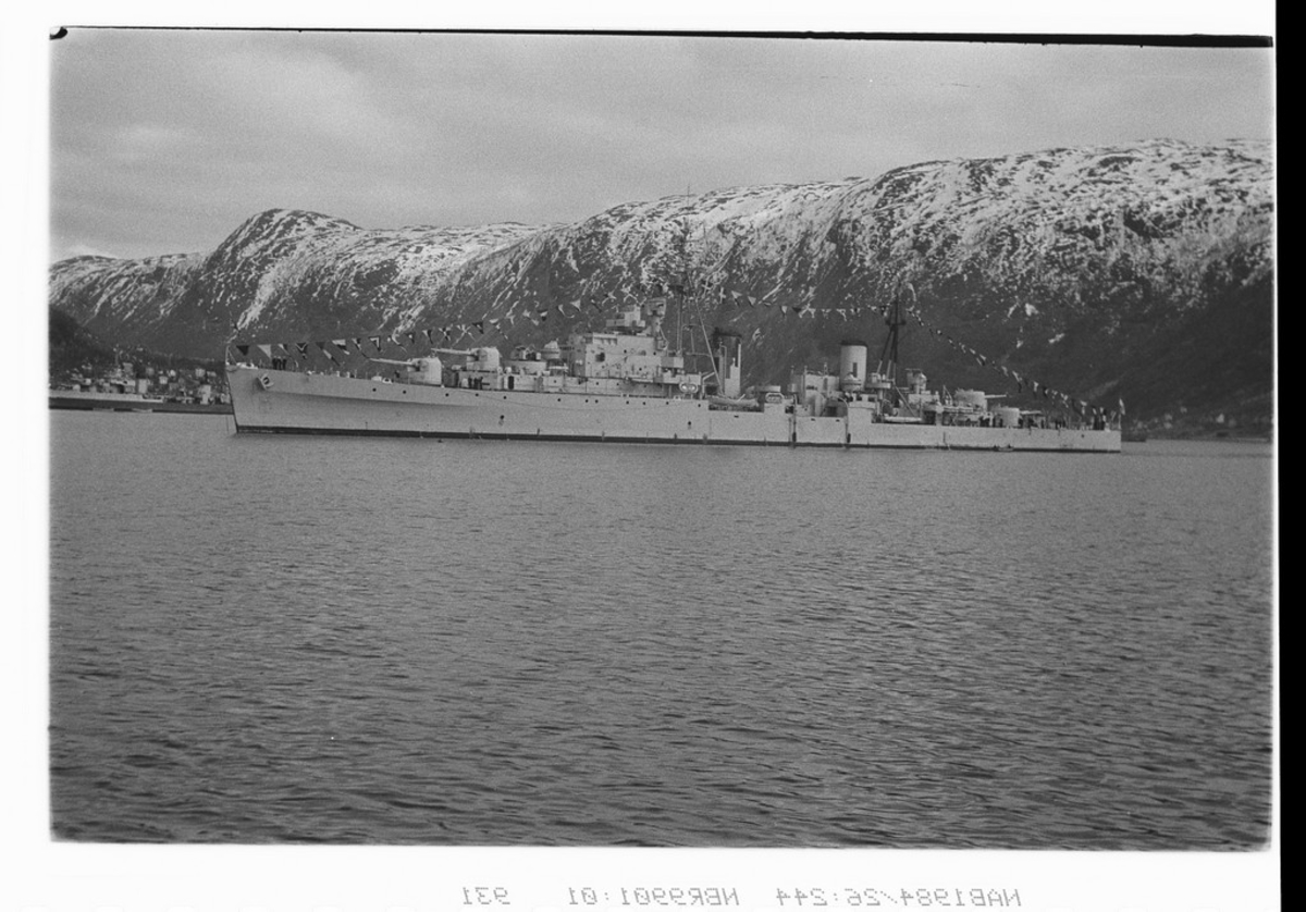 Marinebesøk /  (28.mai 1946 ble 6-årsdagen for gjenerobringen av Narvik markert bl.a. ved marinebesøk og avduking av minnesmerker. Blandt de besøkende fartøyene var den britiske krysseren HMS Bellona og de franske jagerene Le Terrible og Le Malin.
Kilde: Aftepostens Aftennummer, Mandag 27.mai 1946.

Bildet er sannsynligvis tatt ved denne anledningen, og viser HMS Bellona, med en av de franske jagerene i bakgrunnen.