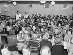 Prinsdal skole, interiør, første skolebespisning, skolebarn,