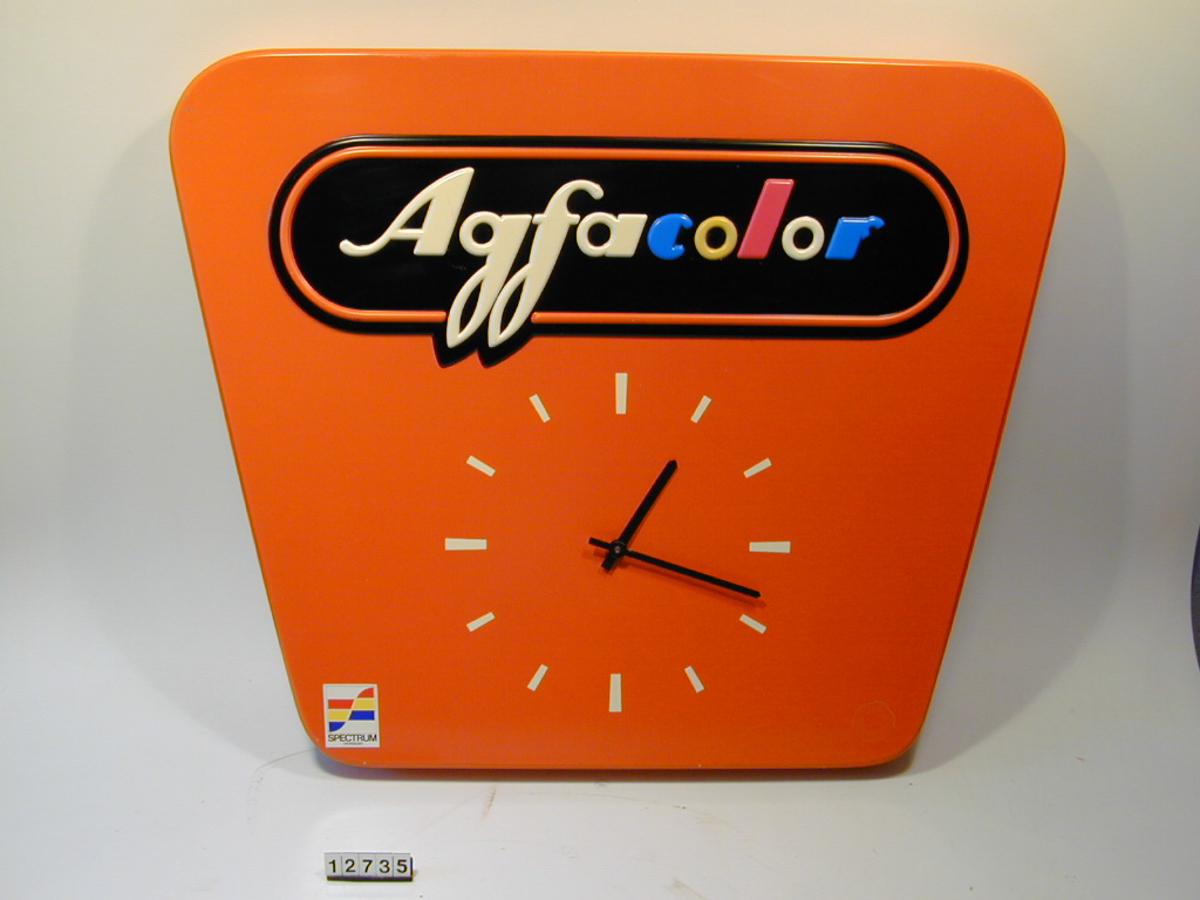 Agfacolor reklameskilt/ klokke, batteridrevet. Form: Trapes

