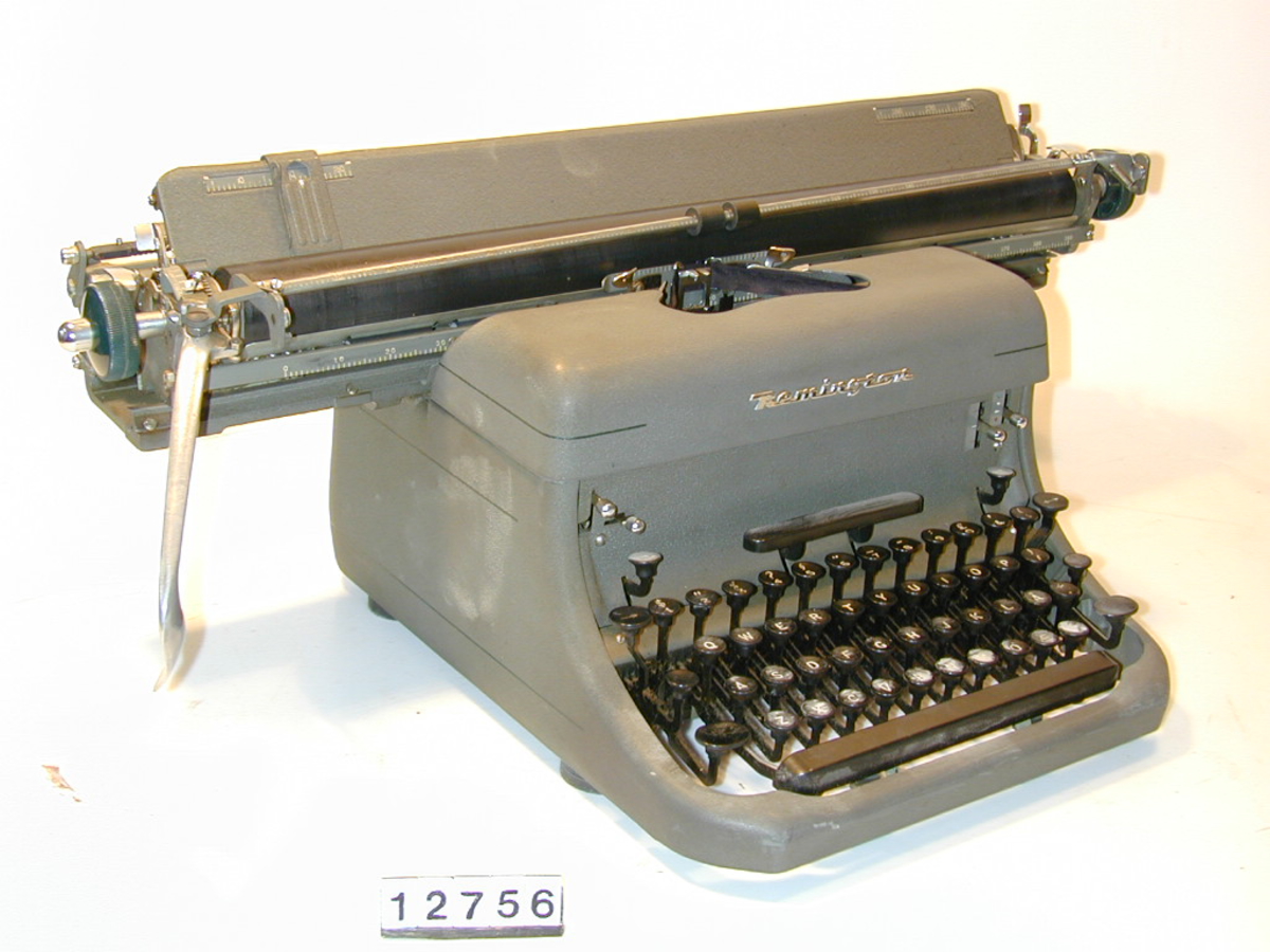 Manuell skrivemaskin med bred valse.