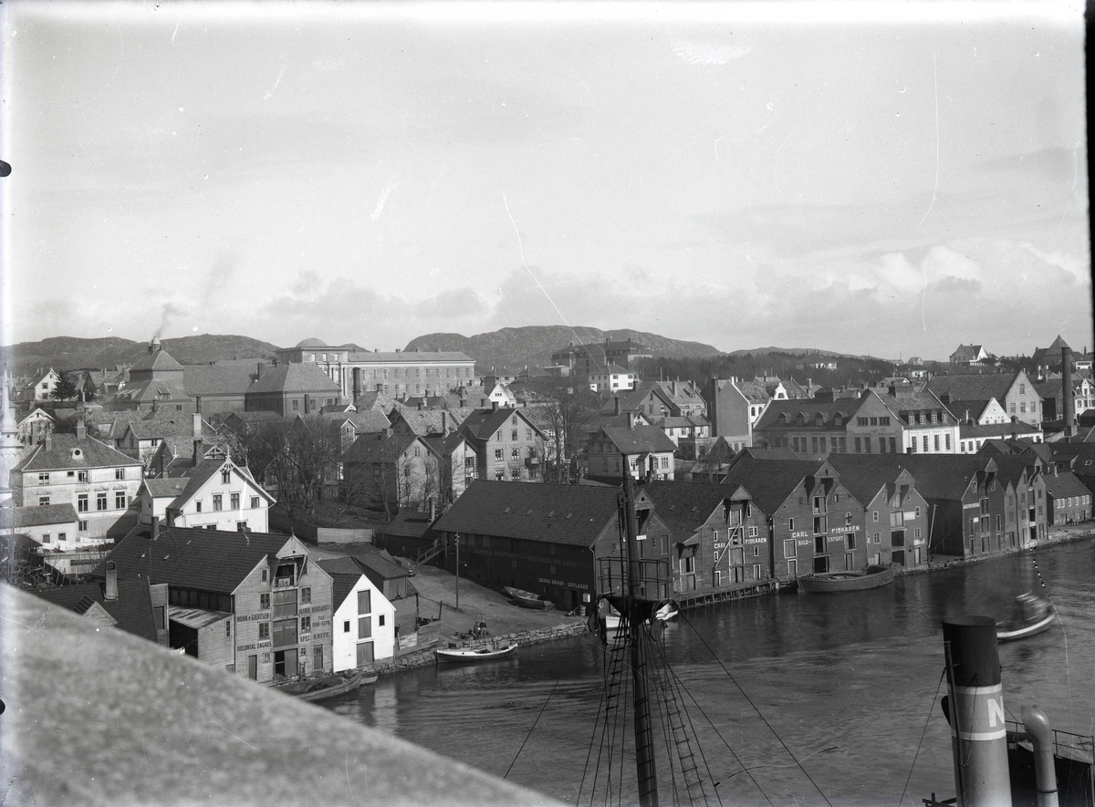 Sjøhusrekke sør for Åsbygt. I bakgrunnen ligger den gamle Festiviteten og Rådhuset. Murbygningen til høyre er det gamle slaktehuset. Bildet er tatt fra Risøybroa. Nedenfor broa, til høyre, ligger D/S "Dana"