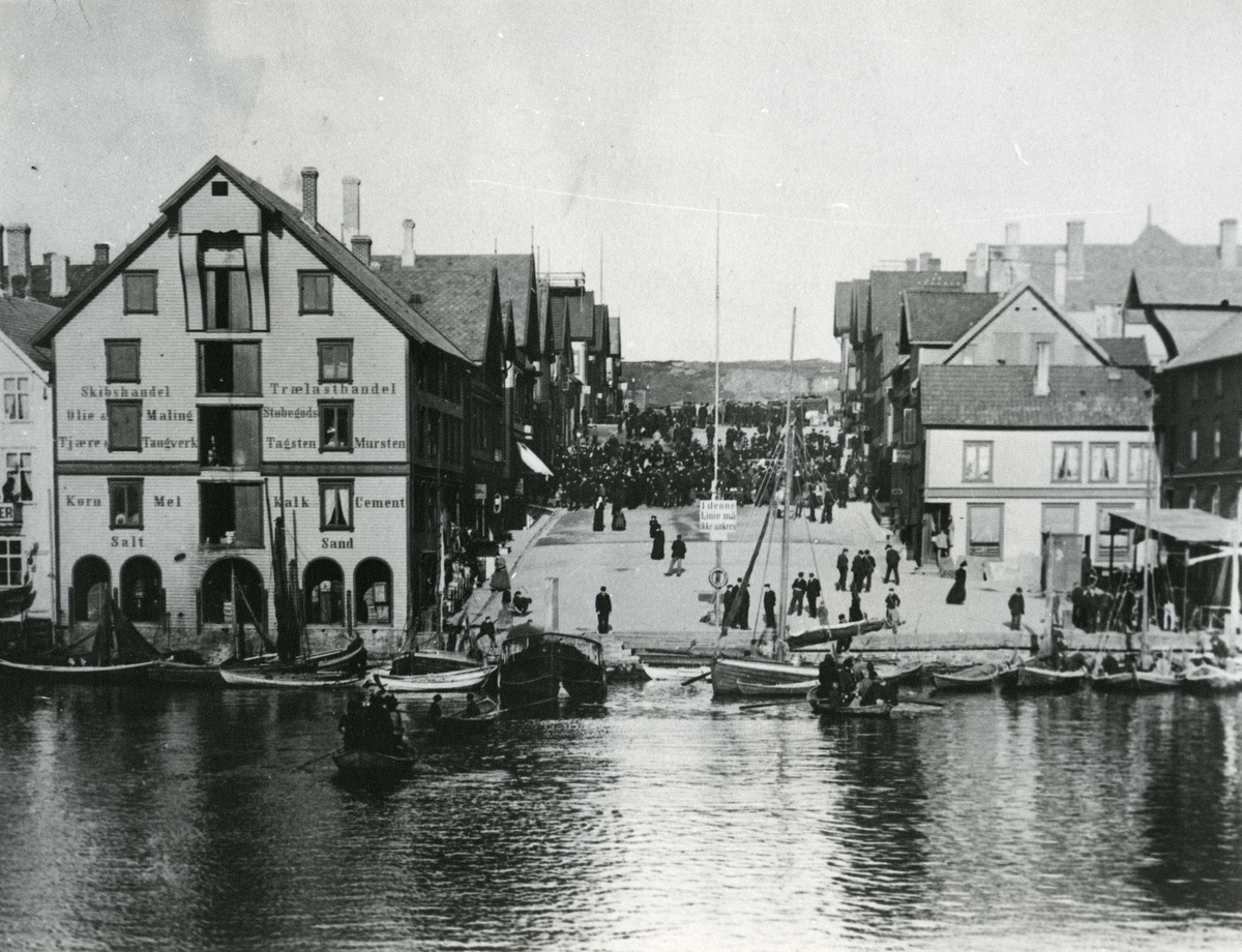 Torgalmenningen og Torgbakken fotografert i 1895.