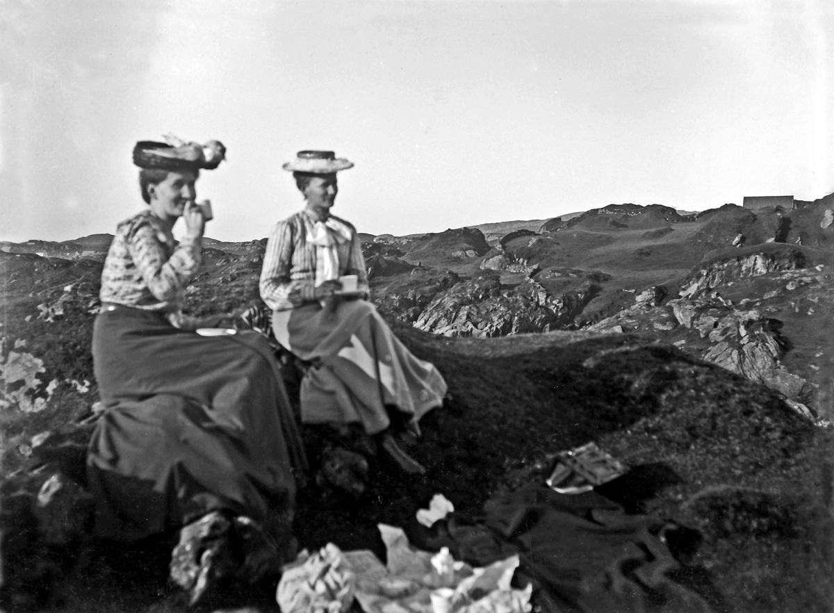 Landskap - Utflukt - To kvinner drikker kaffe i kystlandskap