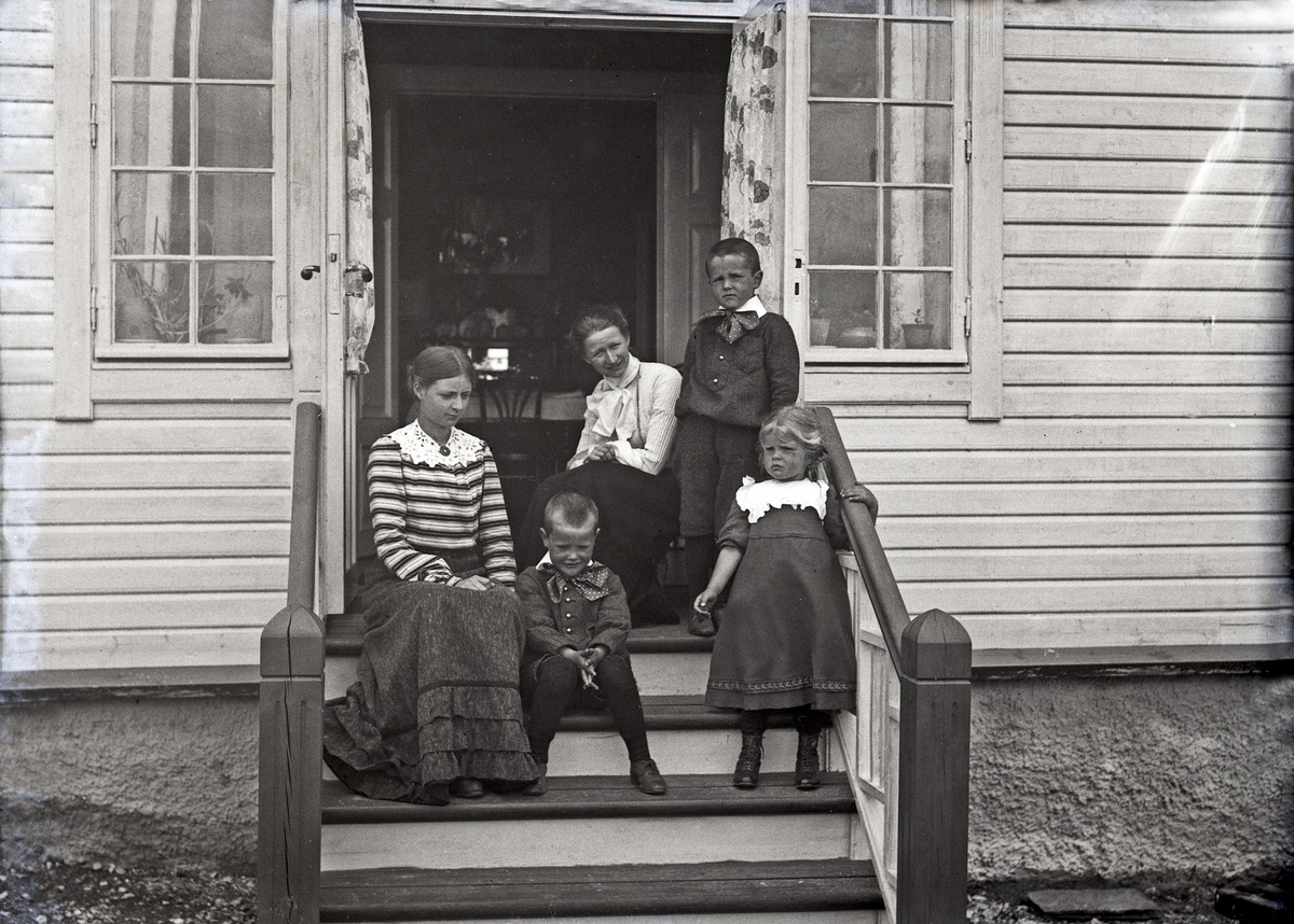 Eksteriør - Gruppebilde. To kvinner og tre barn på trappen foran et bolighus