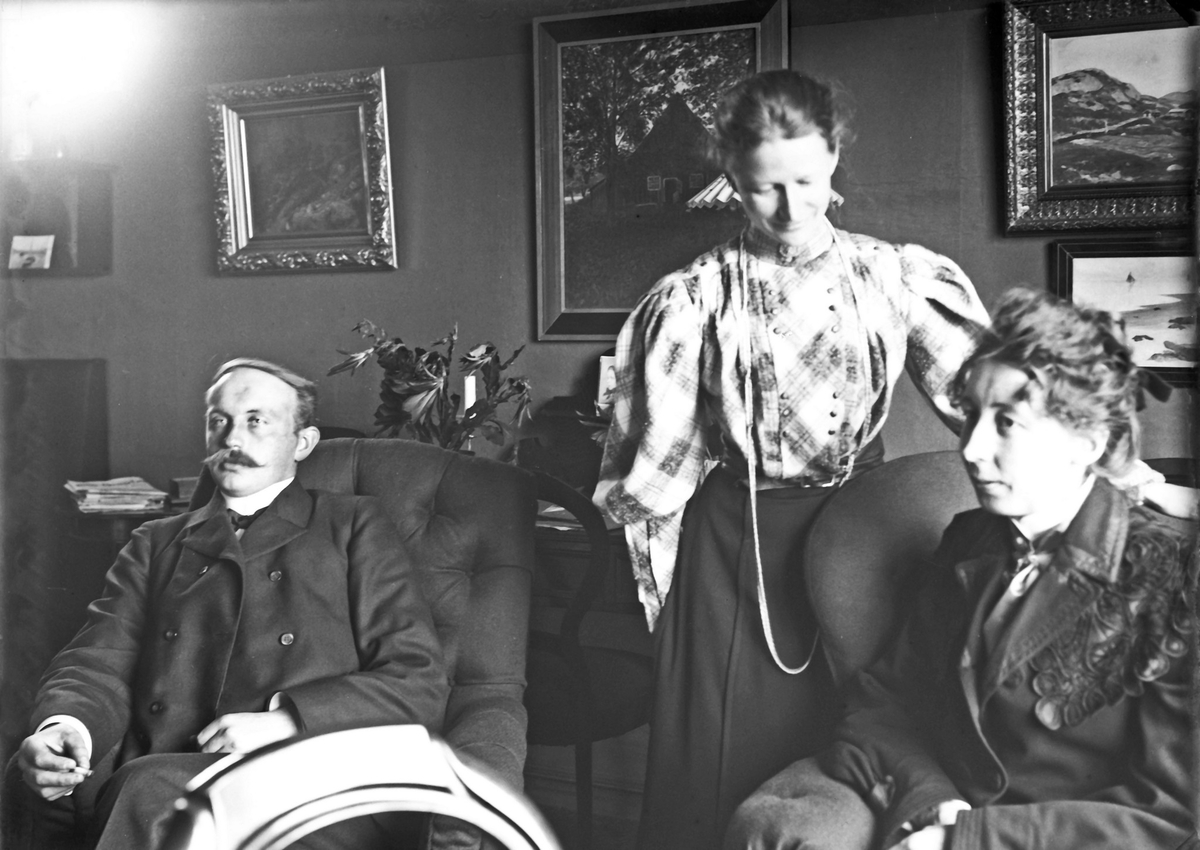 Interiør - En mann og to kvinner i stuen