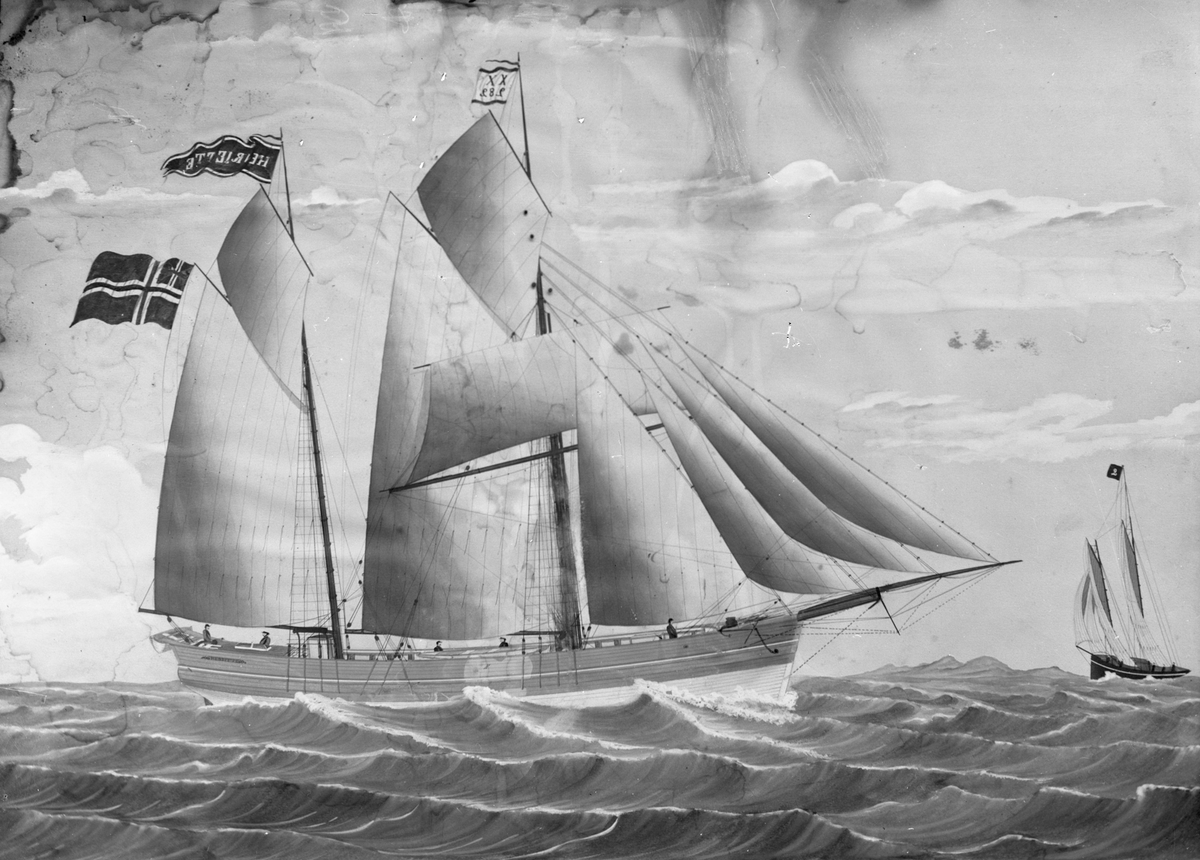 Avfotografert maleri av galeasen Henriette for fulle seil. I bakgrunnen ser man en liten kyststripe og et annet seilskip.
