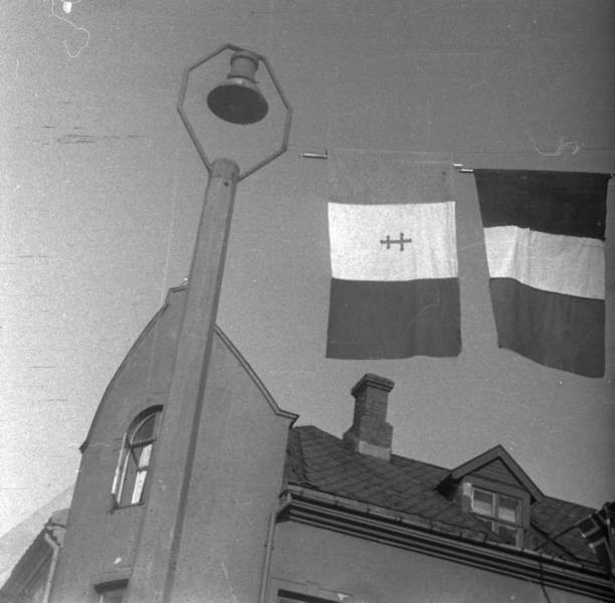 Kongens gate Iversensgården flagg Franske flagg. Til høyre det ordinære franske flagg. Flagget til venstre er også fransk og det Lorainske Flagg og står for ett fritt Frankrike.