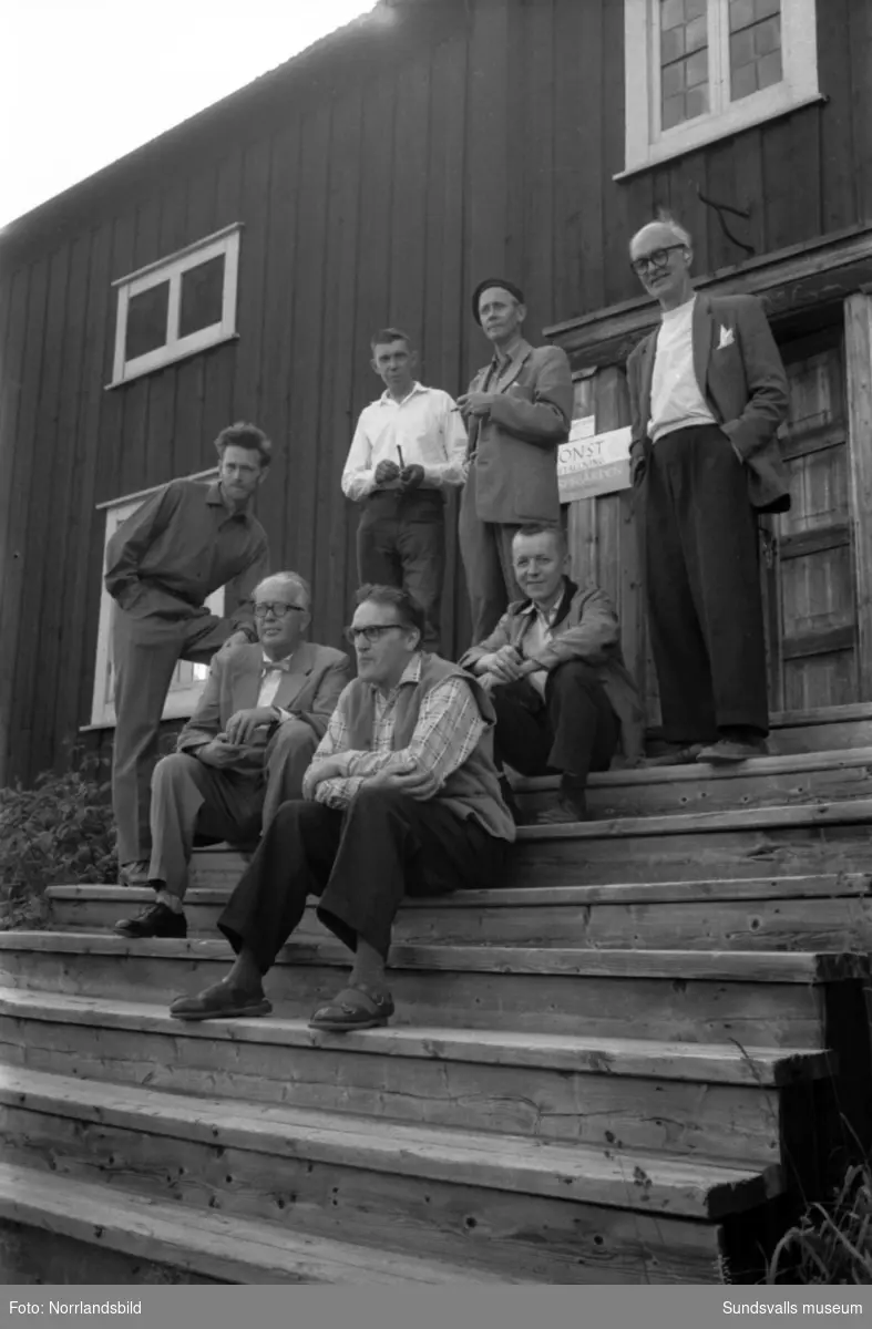 Sju Sundsvallskonstnärer ställer ut på Torpsgården, Norra berget. Gustaf Walles, Hans-Erik Öberg, Harry Ekelund, Sune Blomqvist, Lennart Wennersten, Wilhelm Hundt och Lars Pharo Gagge.