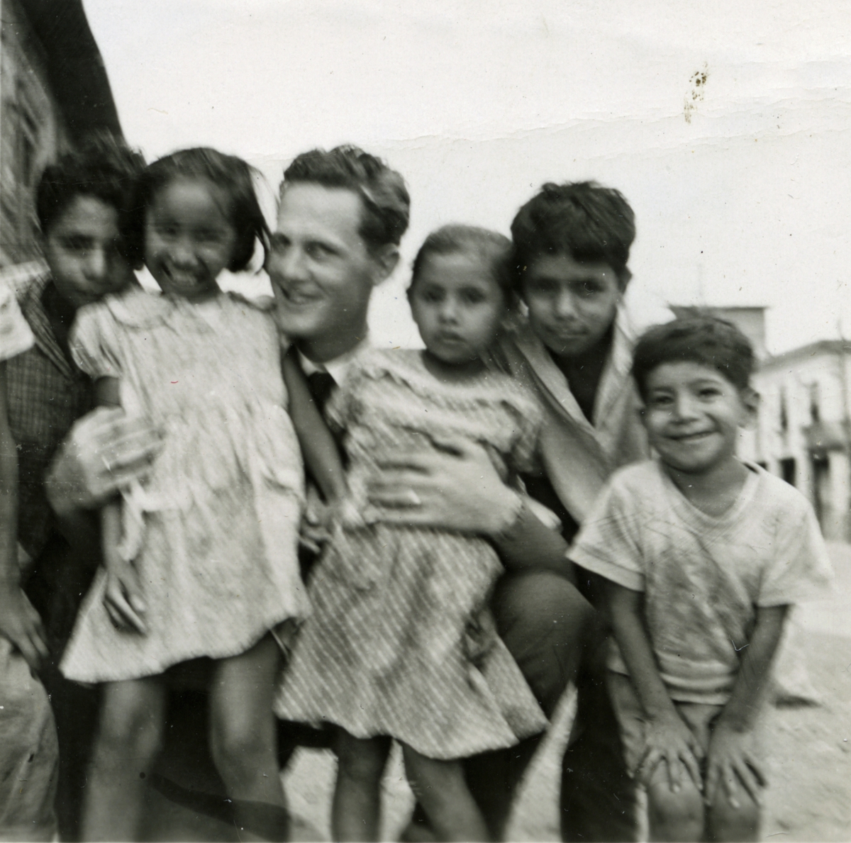 Sjømann fra M/S 'Balao' (b.1952, Drammen Slip & Verksted, Drammen), - med unger fra Guayaquil.