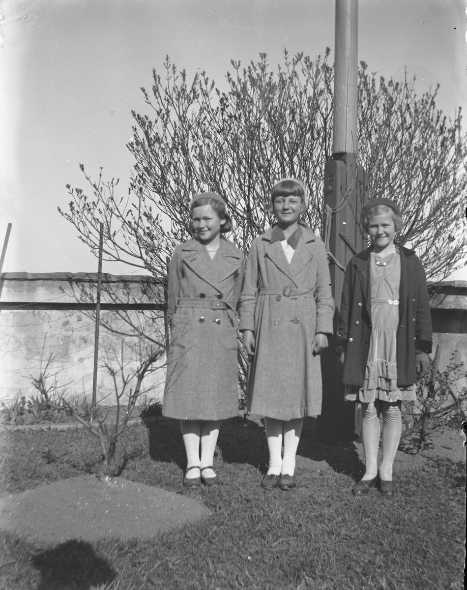 Tre jenter i hagen hos Lyng Olsen 3 Mai 1933. Kragerø