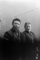 Studioportrett i halvfigur av en mann og kvinne.