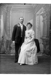 Studioportrett av en mann og kvinne, trolig et brudepar.