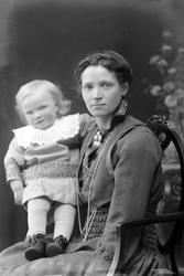 Studioportrett av Johanne Munkebye og hennes to år gamle dat