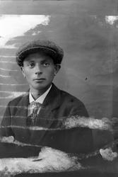 Studioportrett av en mann med lue på hodet.