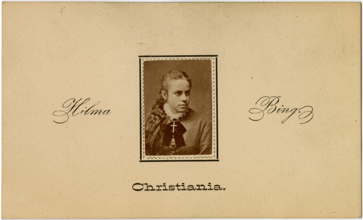Visittkort med portrett av Hilma Bing. På baksiden står det skrevet "Tusind Tak! Hilsen fra".  Kortet ligger i en konvolutt med påskriften "Hr Albert Larsen i Christiania" og "Mai 1880" på forsiden. Vedlagt ligger også et bilde av en bygning fra Wien. På baksiden står det skrevet "Mottaget i  München 10/2 88". Fra gjørtlerfirmaet C. P. Larsens arkiv.