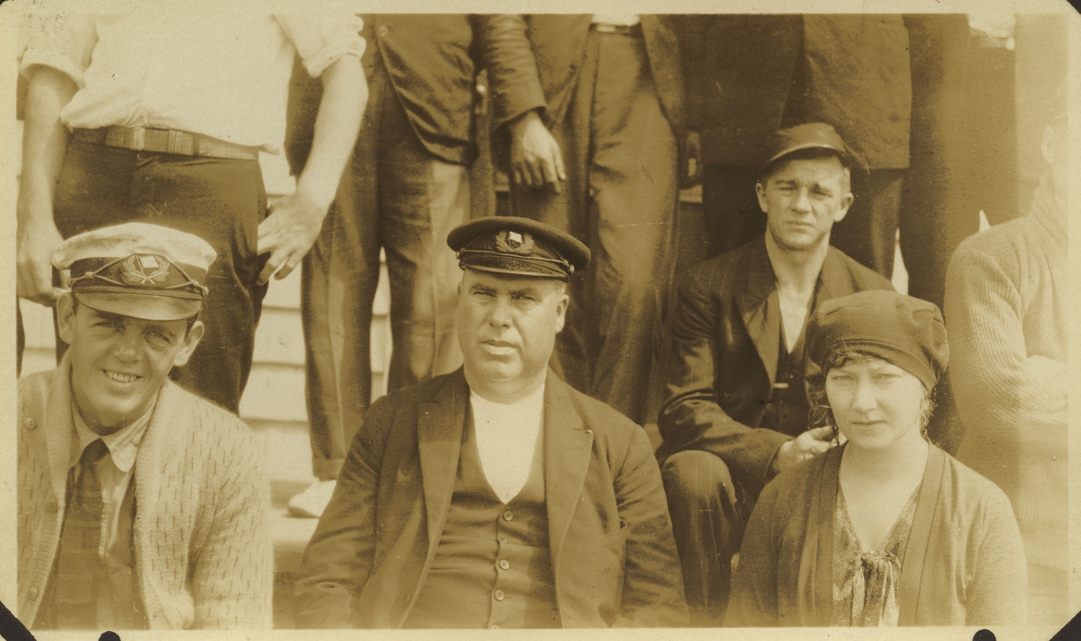 Besättningen från lastångaren CARL GERHARD efter fartygets förlisning utanför North Carolina 1929