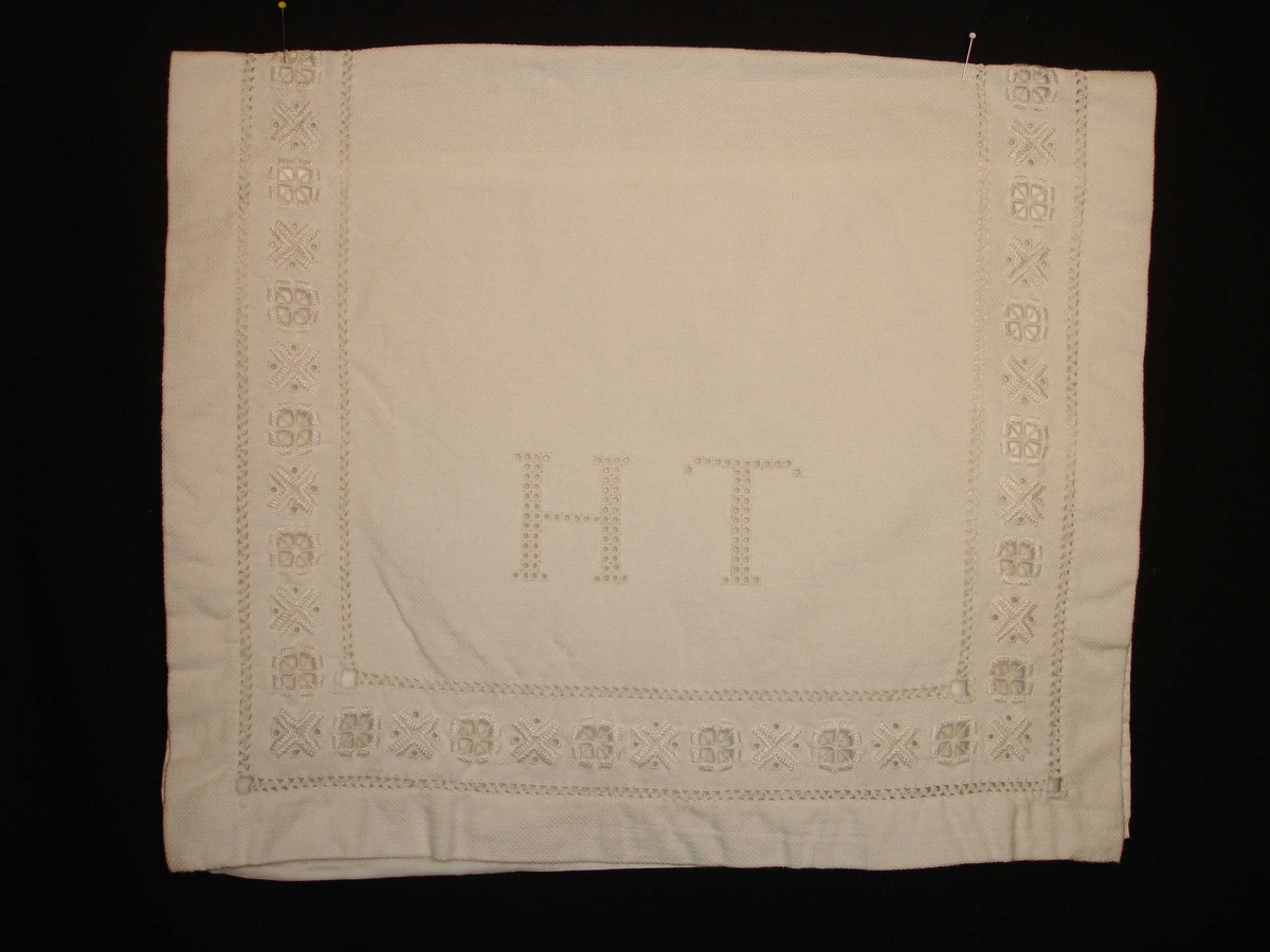 Nattøypose, mappe, brodert med monogram HT og hardangersøm