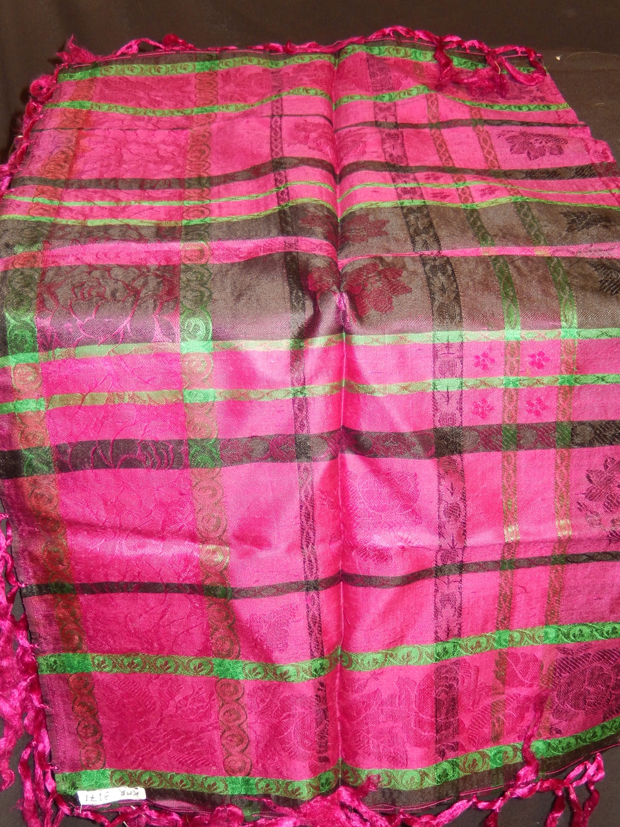 Sjal i silke Cerisefarget med grønt og svart firkantet mønster detaljer, trykket blomstermotiv. 