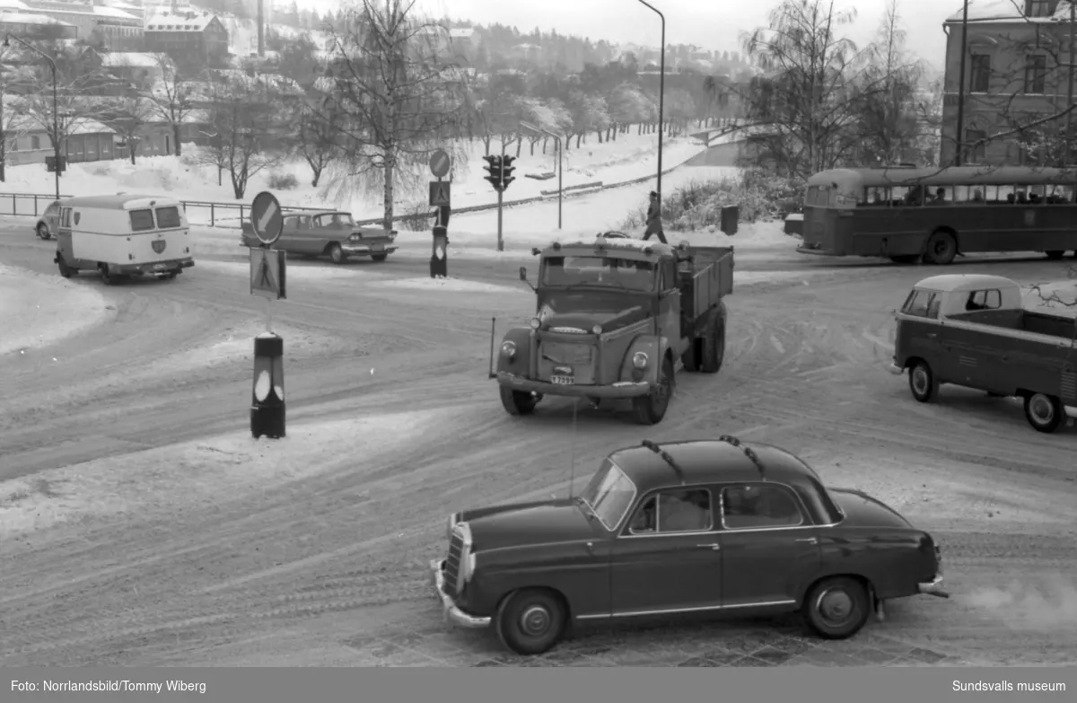 Trafikbilder från korsningen Storgatan-Skolhusallén, vid "fyrarna", Sundsvalls första trafiksignaler.