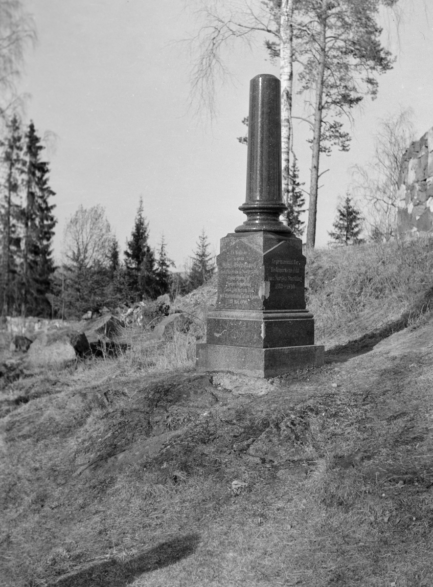 Christiansfjeld festning. Bauta over Hans Øvergaard som omkom under saluttering ved festningen 17. mai 1840.