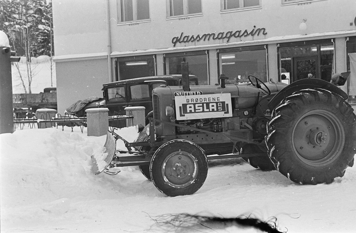 Traktor med snøskuffe. Leiret, Elverum. 