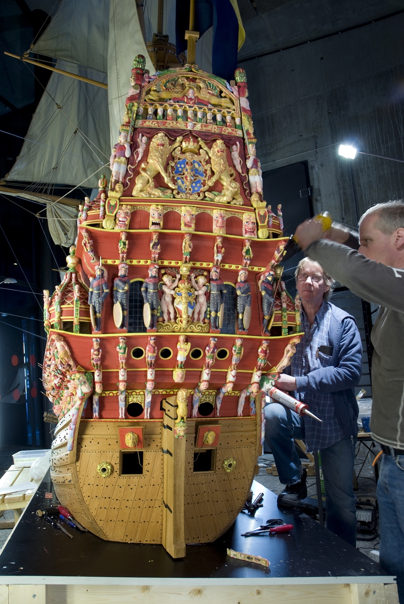 Modellbyggarna Stefan Bruhn och Jan Claesson målar skulpturerna på Vasa-modellen.
