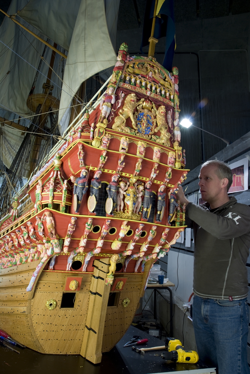 Modellbyggarna Stefan Bruhn och Jan Claesson målar skulpturerna på Vasa ...