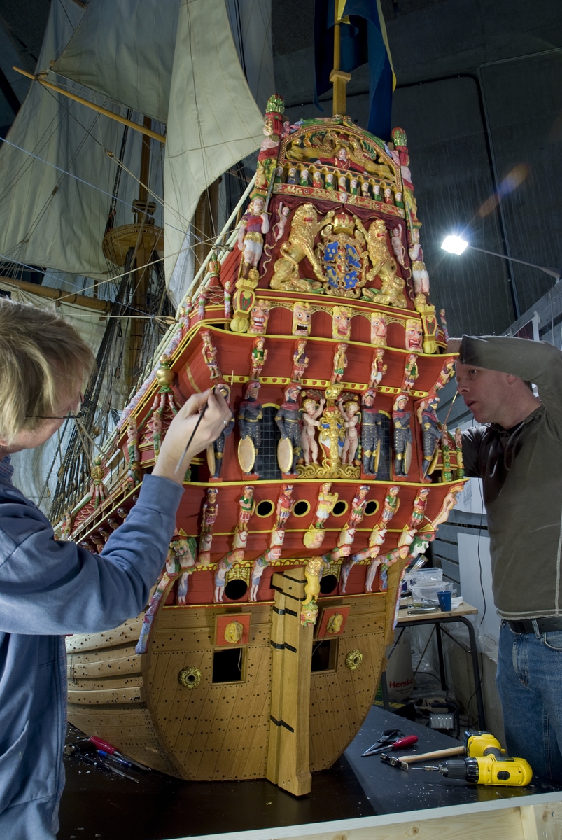 Modellbyggarna Stefan Bruhn och Jan Claesson målar skulpturerna på Vasa ...