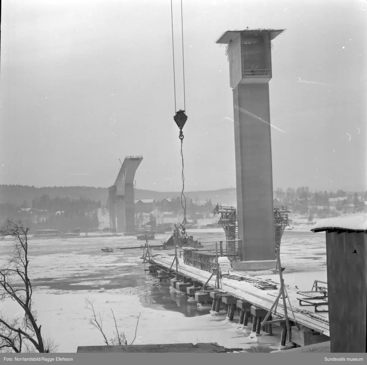 Bygget av Alnöbron, fotograferat för annonsbyrån Ervaco och tidningen Bileko.