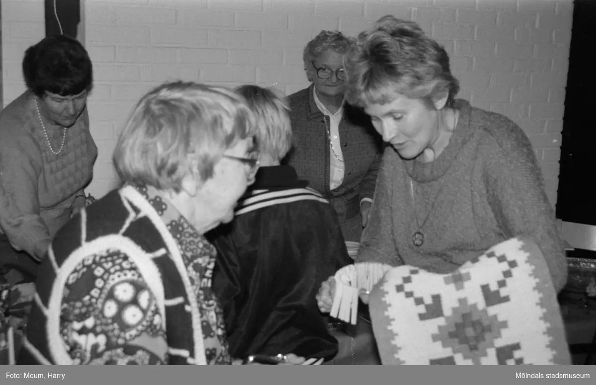 Julbasar i församlingshemmet i Lindome, år 1984. "Siri Oreklev såg till att lotterna snabbt såldes ut."

För mer information om bilden se under tilläggsinformation.