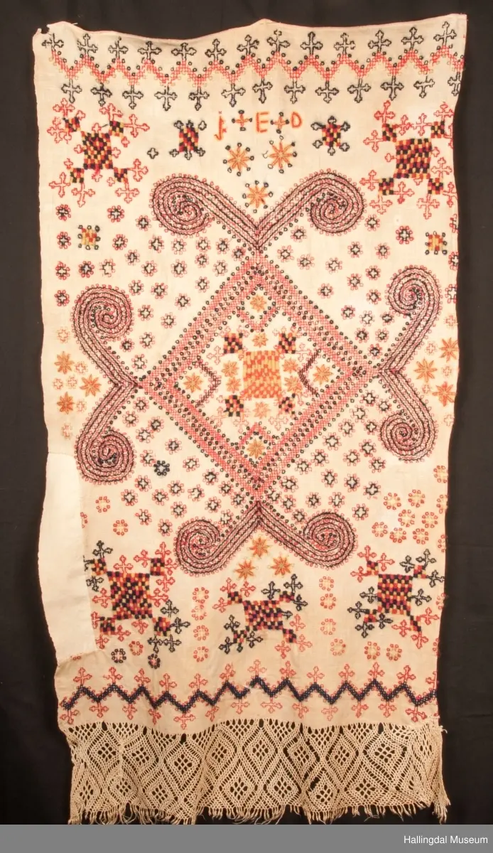 Broderiet er som broderiene på HFN 03537, samme signatur brodert på begge.
Opplysning fra gml. protokoll "kurvplagg".
Seinere beskrevet som "sendingplagg".