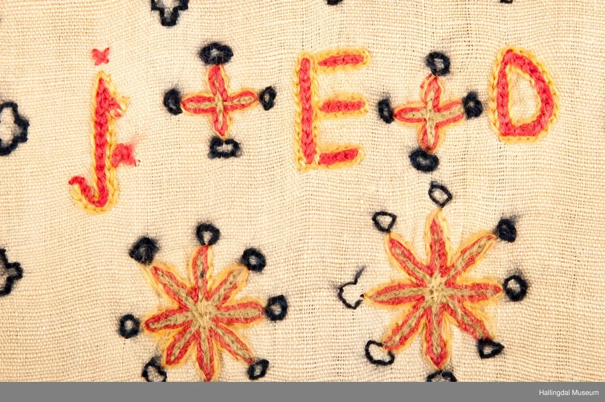 Broderiet er som broderiene på HFN 03537, samme signatur brodert på begge.
Opplysning fra gml. protokoll "kurvplagg".
Seinere beskrevet som "sendingplagg".