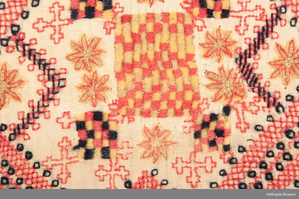 Broderiet er som broderiene på HFN 03537, samme signatur brodert på begge.
Opplysning fra gml. protokoll "kurvplagg".
Seinere beskrevet som "sendingplagg".