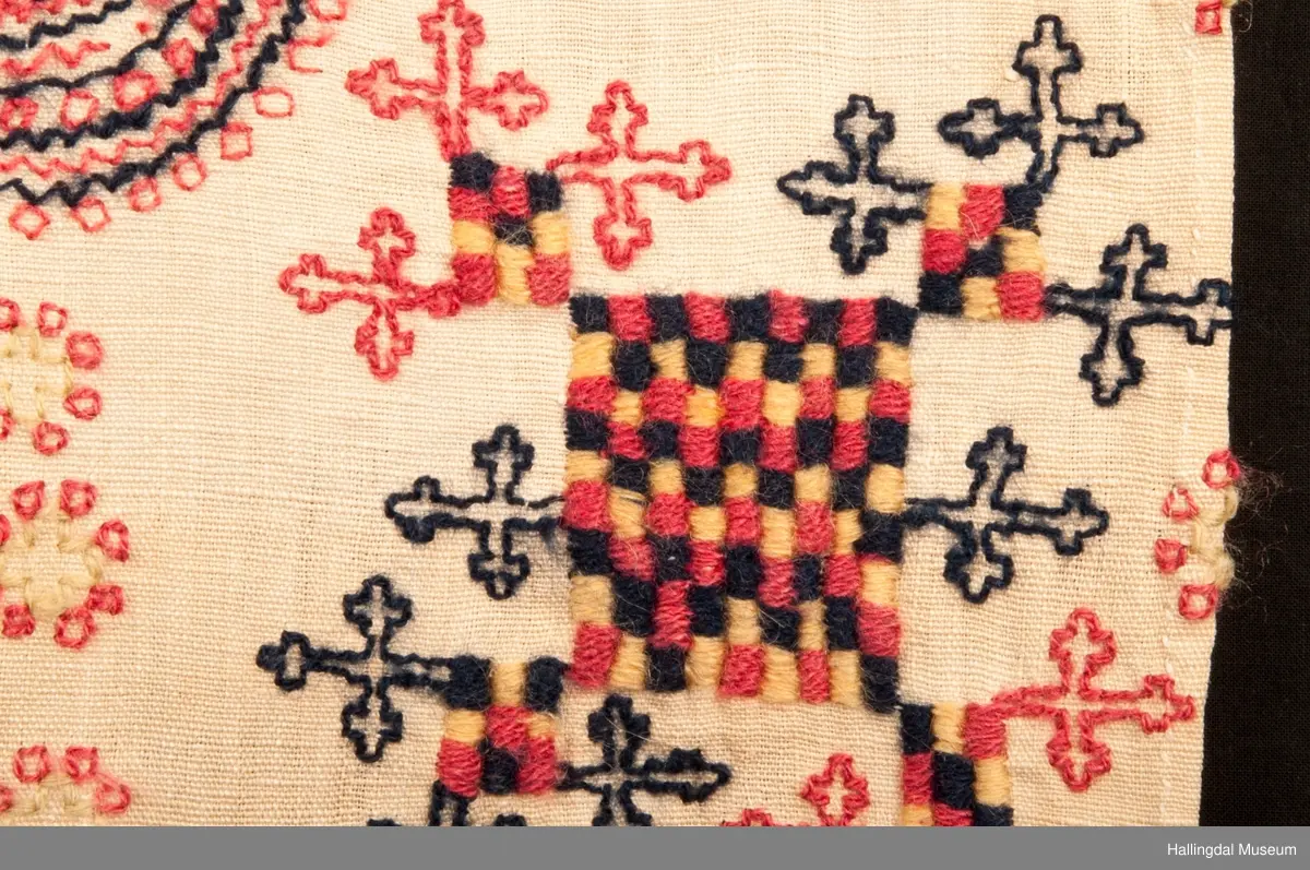 Broderiet er som broderiene på HFN 03537, samme signatur brodert på begge.
Opplysning fra gml. protokoll "kurvplagg".
Seinere beskrevet som "sendingplagg".