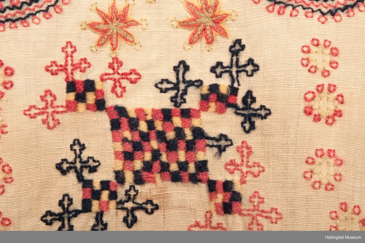 Broderiet er som broderiene på HFN 03537, samme signatur brodert på begge.
Opplysning fra gml. protokoll "kurvplagg".
Seinere beskrevet som "sendingplagg".