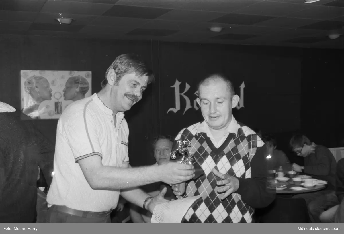 Tävling i bowling för handikappade på Kållereds bowlinghall, år 1984. "Kent Palo delar ut pris till Bengt Kristiansson."

För mer information om bilden se under tilläggsinformation.
