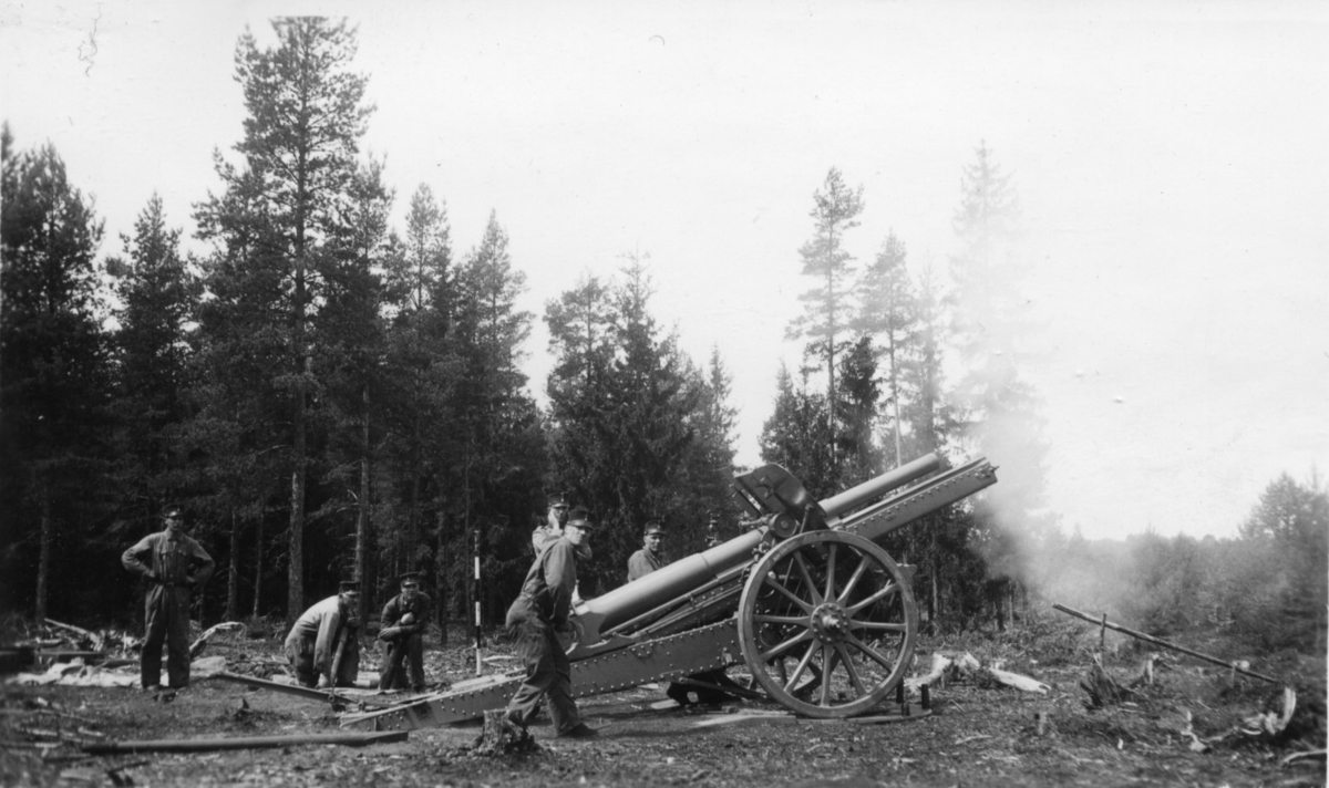 Kanon m/1917. 10,5 cm. A 6, i avfyrningsögonblicket.