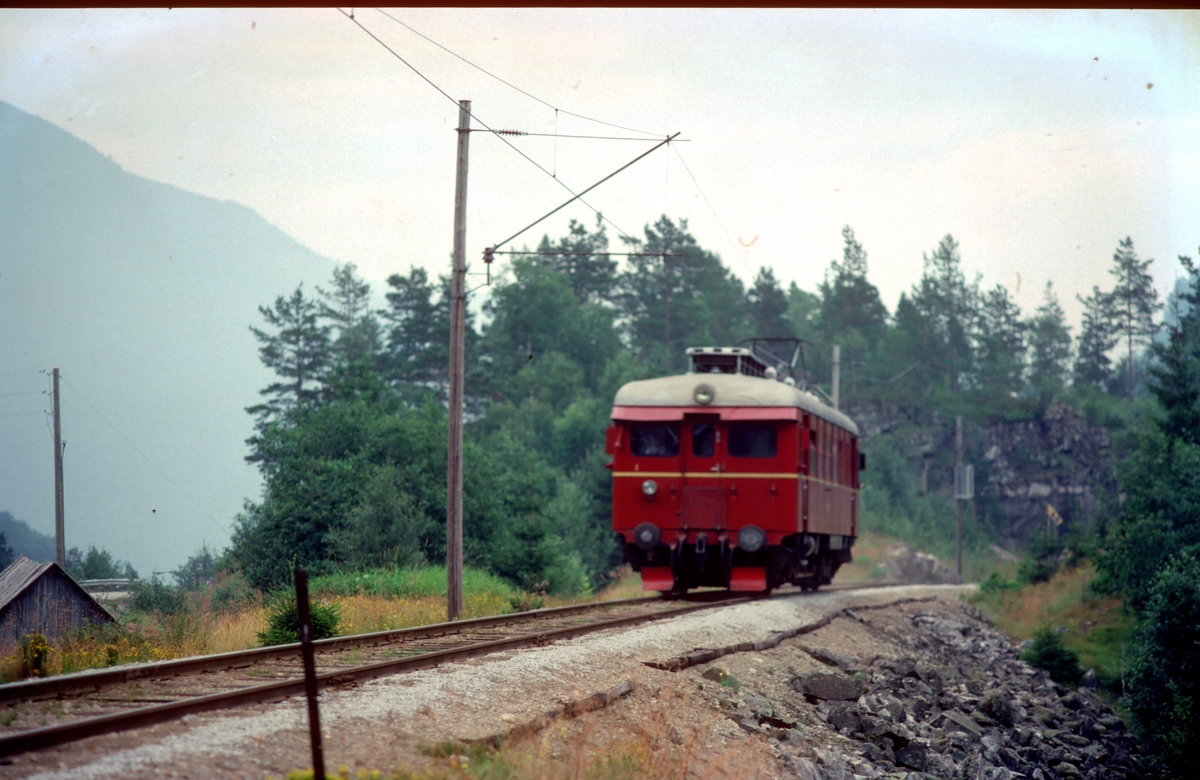 Hardangerbana. Tog fra Granvin til Voss i nærheten av Skjervet. NSB elektrisk motorvogn BM 64 05.