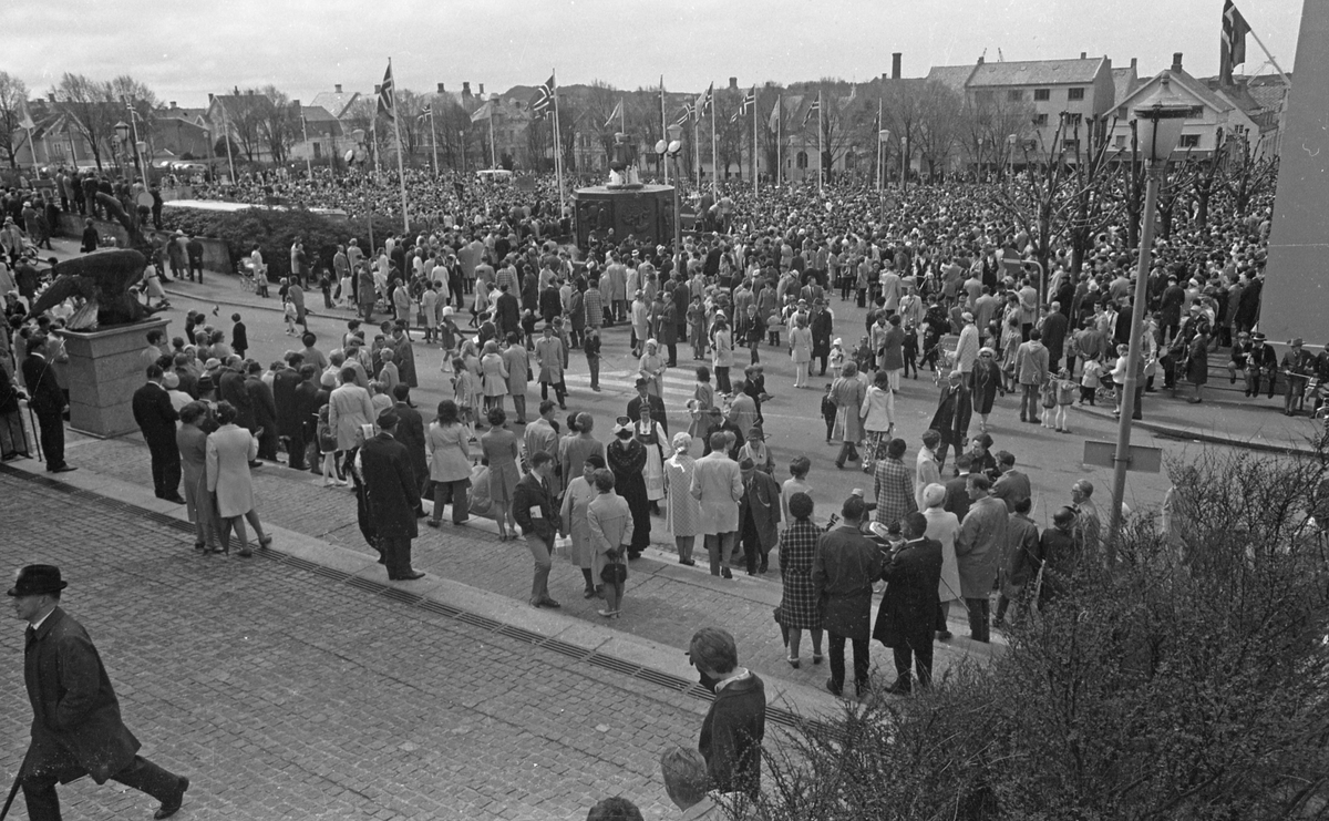 17. mai - 1971.   Del 7 av 7.  Dagens taler. Folkeliv, korps, barne-, folke- og russe-tog. Kransenedleggelse.