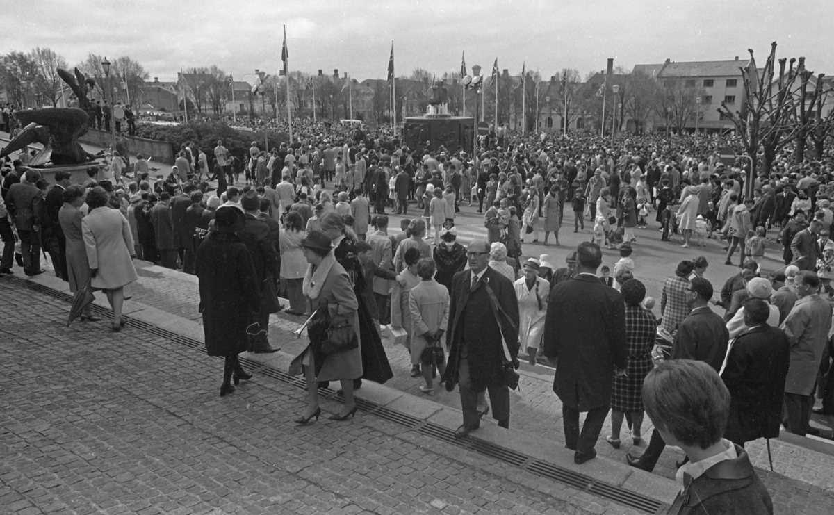 17. mai - 1971.   Del 7 av 7.  Dagens taler. Folkeliv, korps, barne-, folke- og russe-tog. Kransenedleggelse.