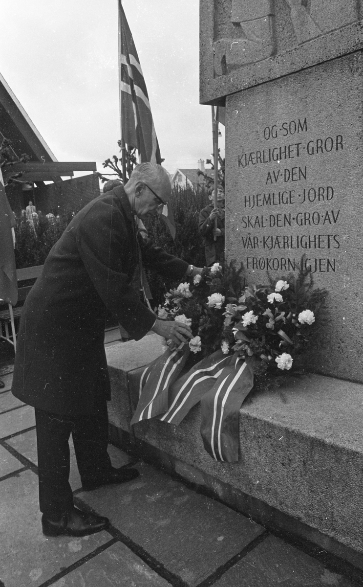 17. mai - 1971.   Del 7 av 7.  Dagens taler. Folkeliv, korps, barne-, folke- og russe-tog. Kransenedleggelse.