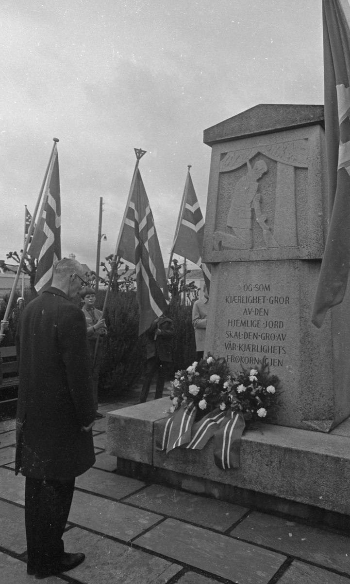 17. mai - 1971.   Del 7 av 7.  Dagens taler. Folkeliv, korps, barne-, folke- og russe-tog. Kransenedleggelse.