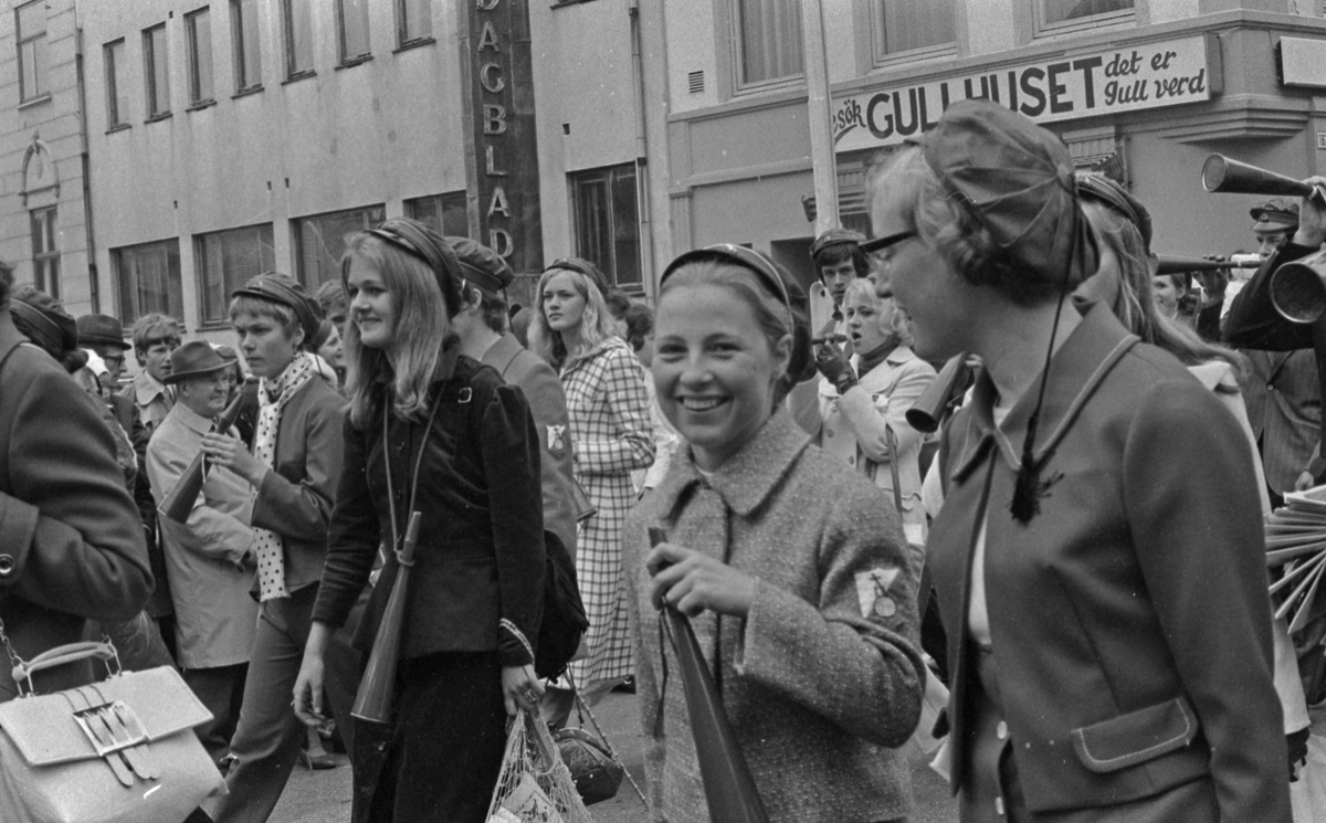 17. mai - 1971.   Del 7 av 7.  Dagens taler. Folkeliv, korps, barne-, folke- og russe-tog. Kransenedleggelse.