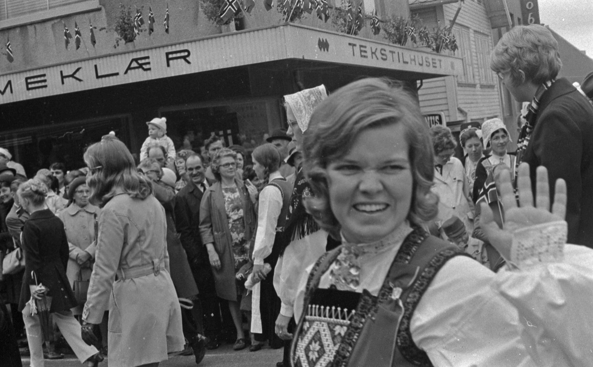 17. mai - 1971.   Del 7 av 7.  Dagens taler. Folkeliv, korps, barne-, folke- og russe-tog. Kransenedleggelse.