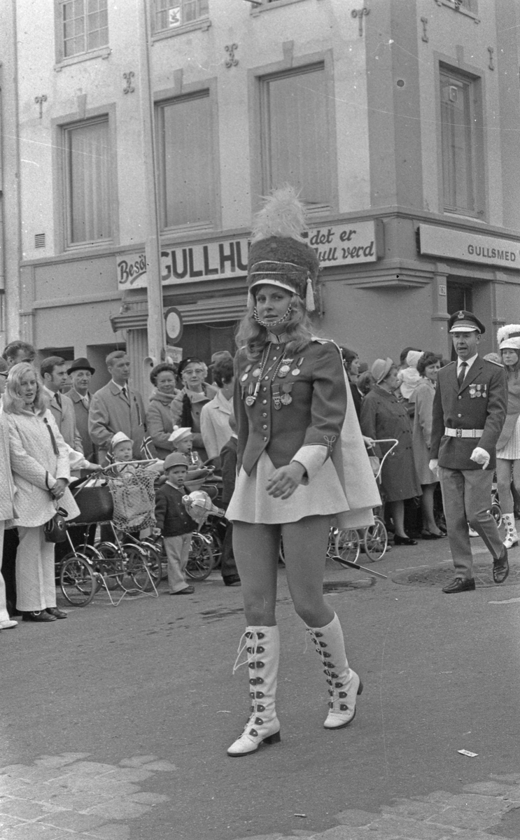 17. mai - 1971.   Del 7 av 7.  Dagens taler. Folkeliv, korps, barne-, folke- og russe-tog. Kransenedleggelse.