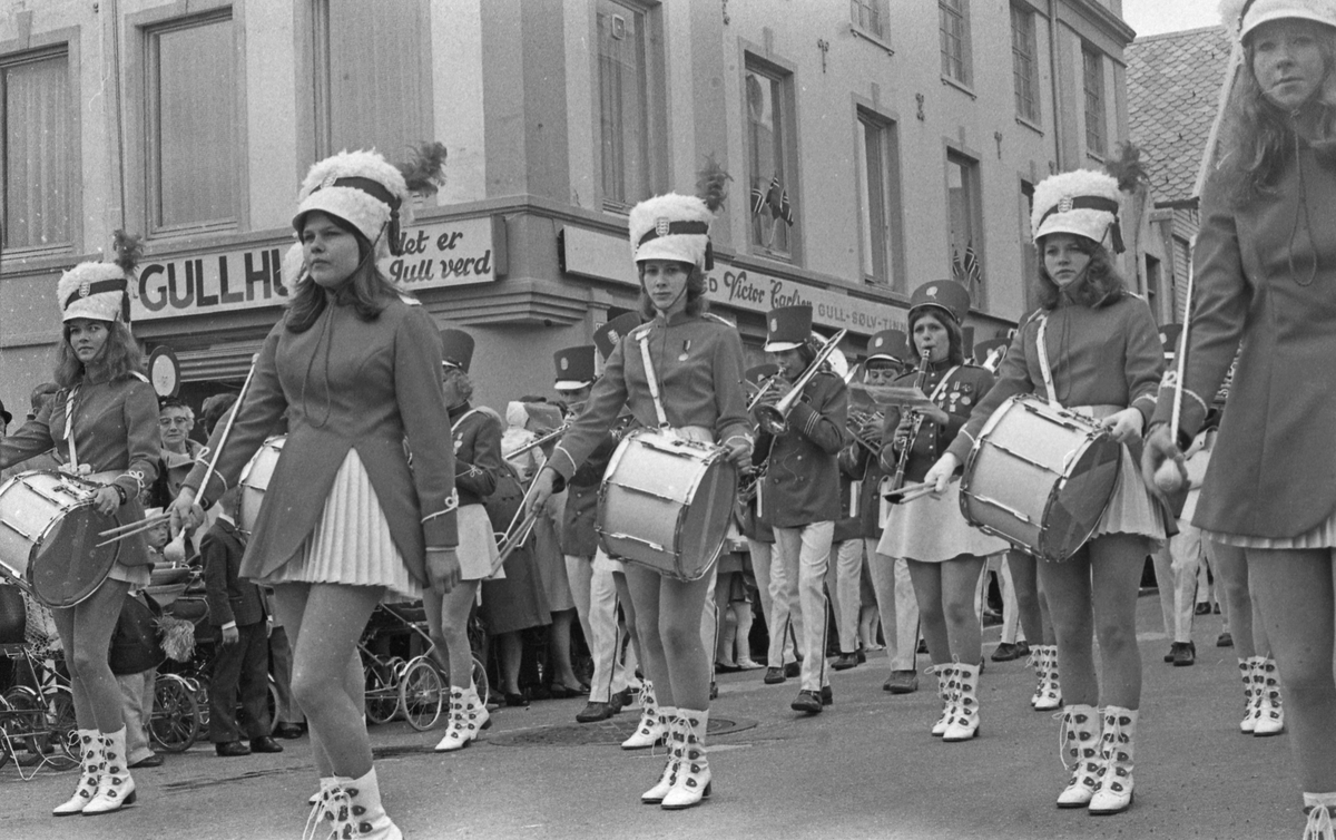 17. mai - 1971.   Del 7 av 7.  Dagens taler. Folkeliv, korps, barne-, folke- og russe-tog. Kransenedleggelse.