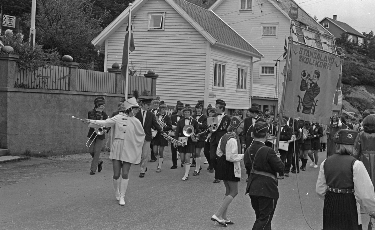 17. mai - 1971.   Del 4 av 7. Barne-toget på Karmøy.